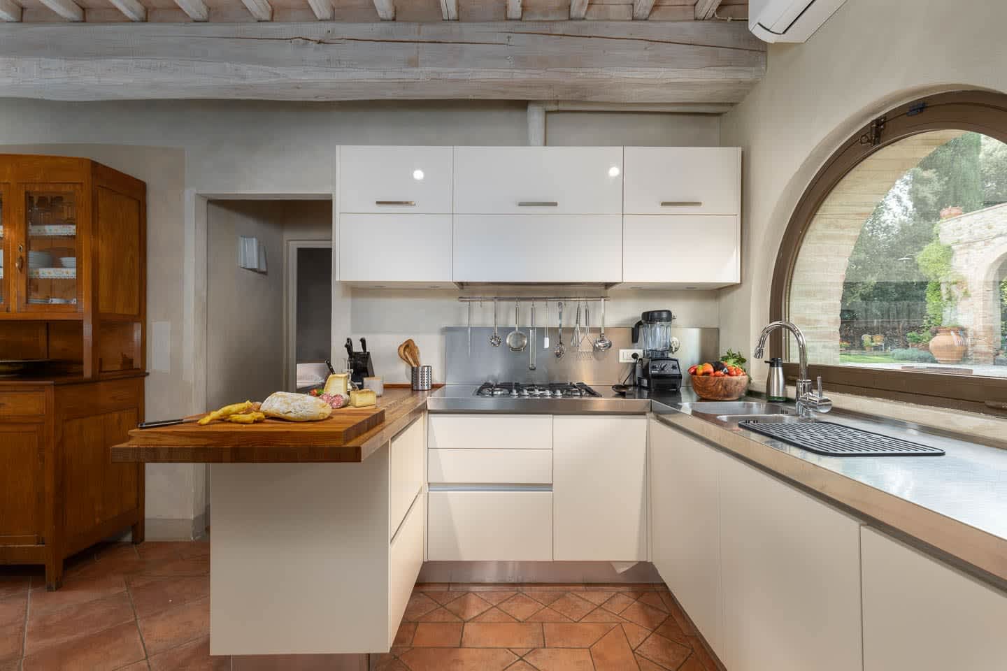 Casale Olivaio — the white kitchen