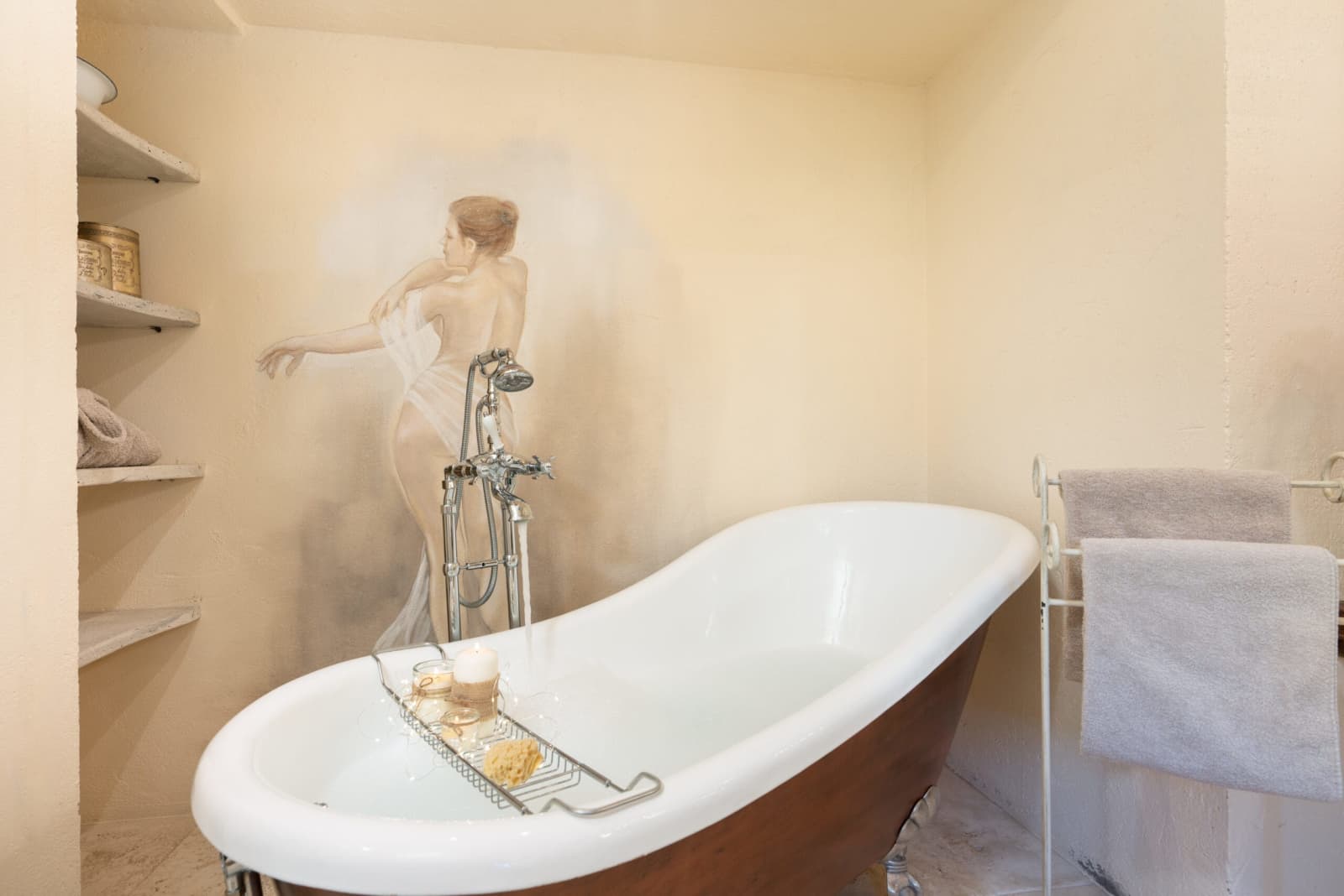 Villa Vetrichina — the freestanding bath