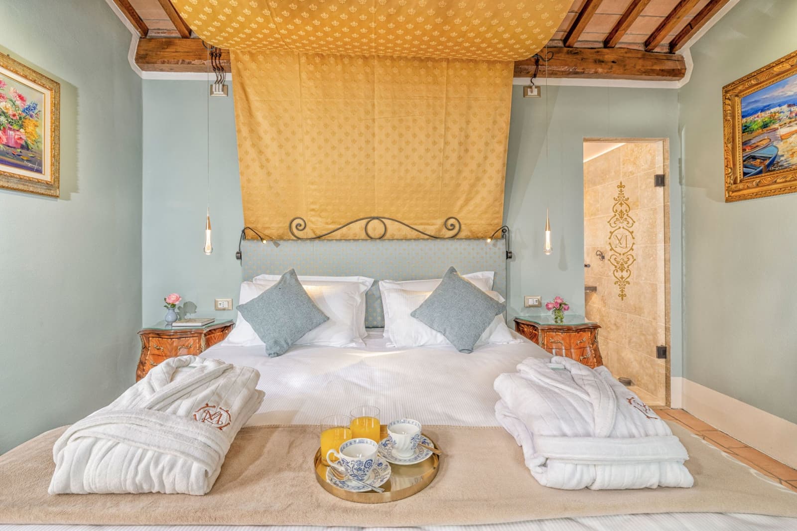 Villa Poggio d'Oro — a bed beneath a yellow silk canopy