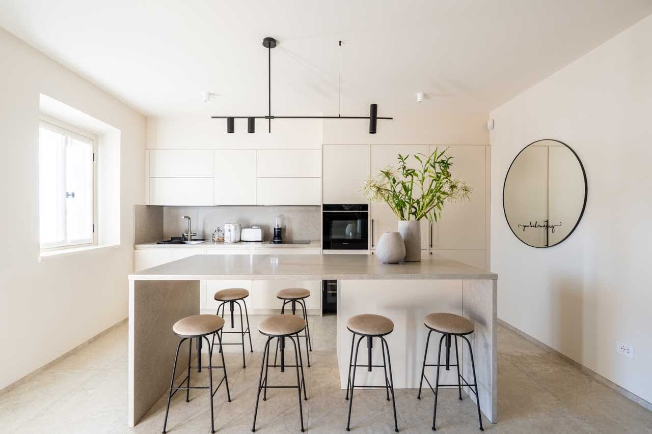 Tenuta Belvedere Estate: Tenuta Belvedere — a suite kitchen with a breakfast bar