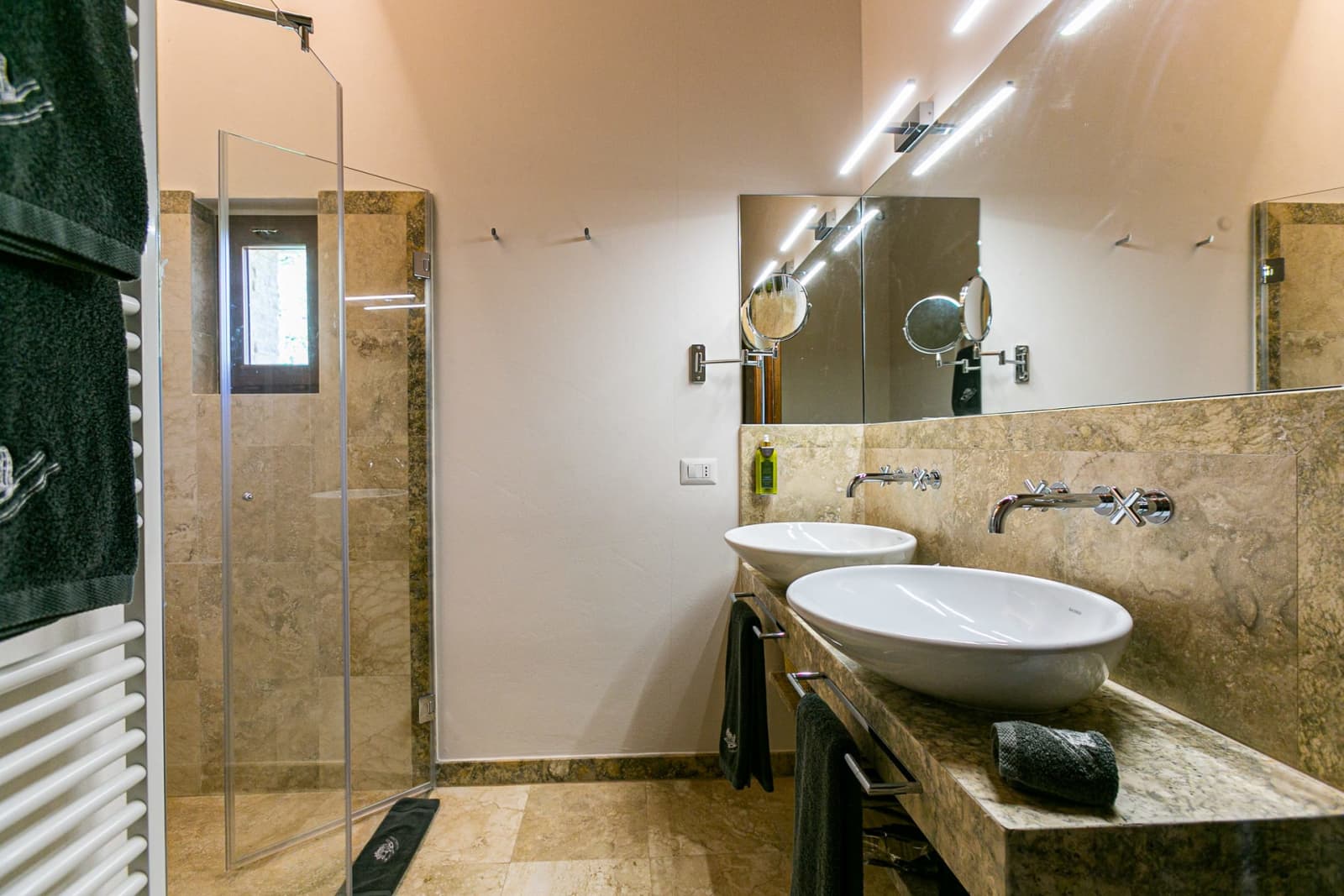 Casa Faraonia — a bathroom with twin basins