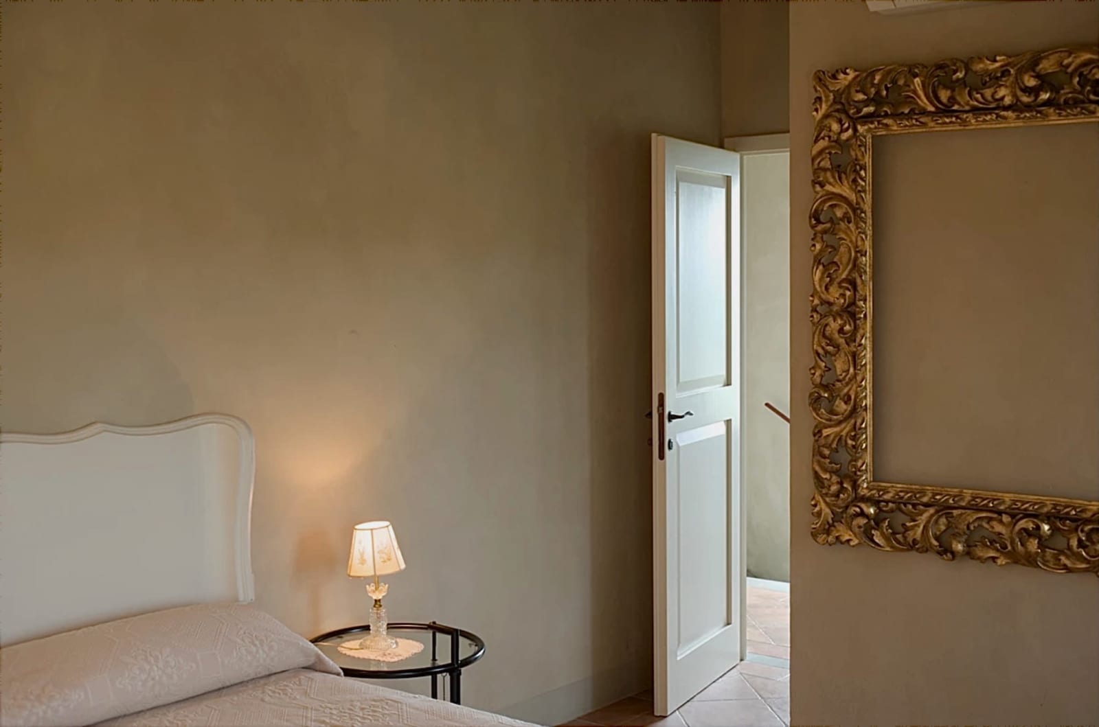 Casale Olivaio — a bedroom doorway
