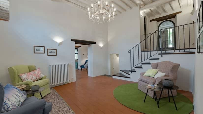 Borgo delle Vigne — the entrance hall, with its wrought-iron staircase