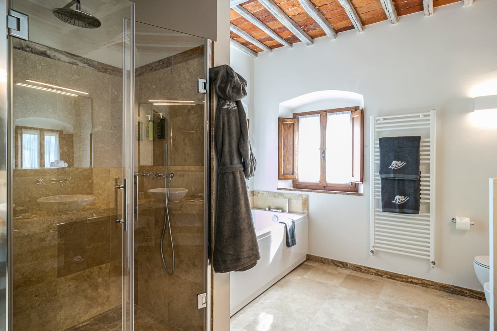 Casa dell'Erta — a bathroom with a bath
