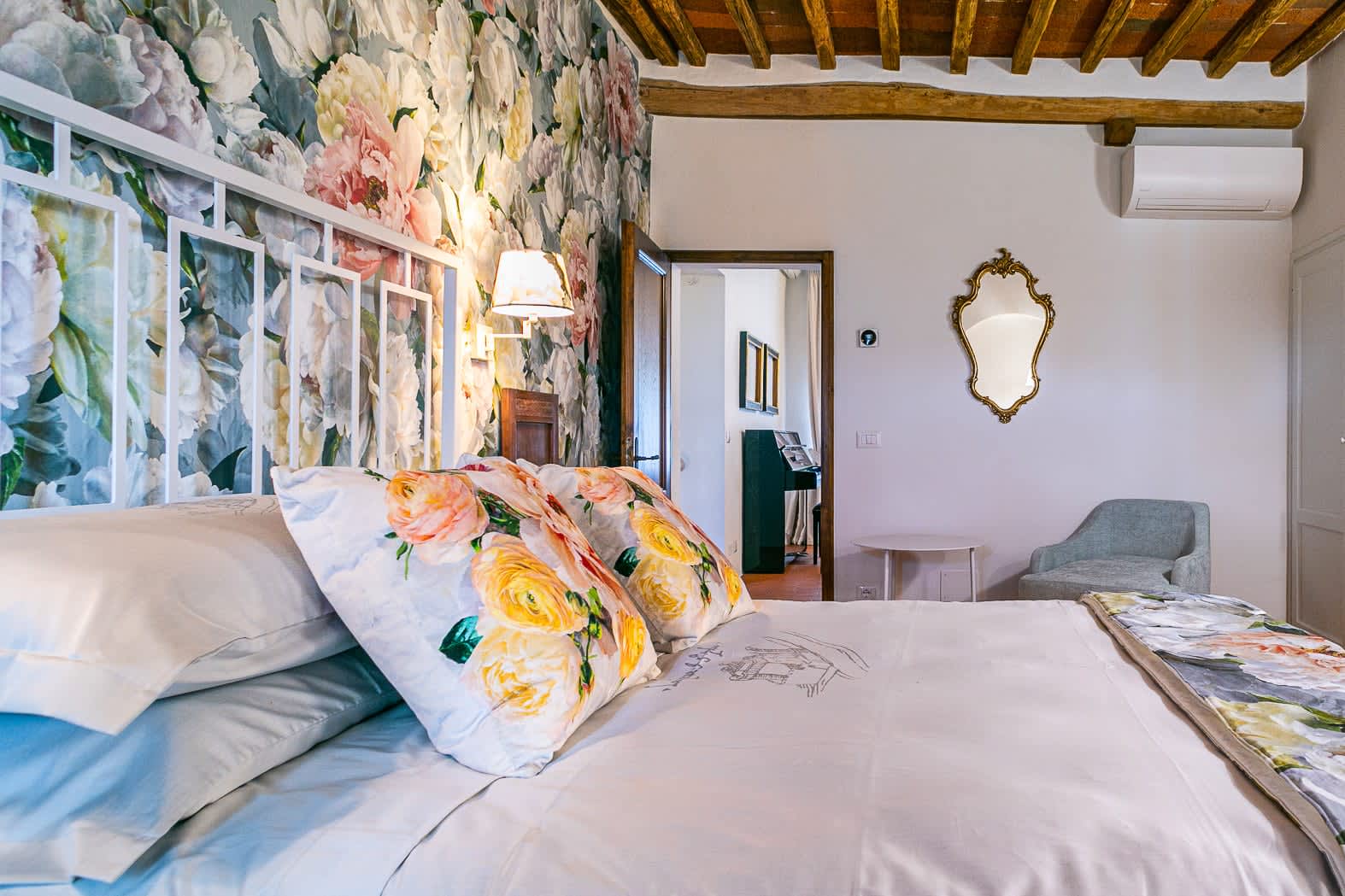 Casa dell'Erta — a bedroom with floral wallpaper