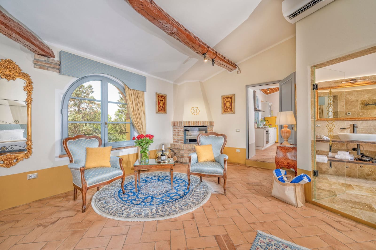 Villa Poggio d'Oro — a sitting room with armchairs and a blue rug