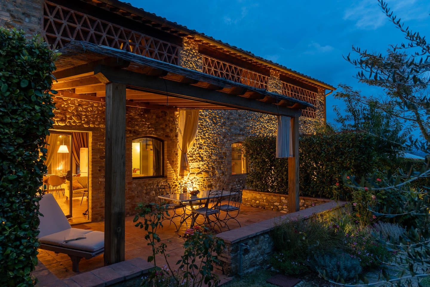 Casale Olivaio — the farmhouse lit at dusk