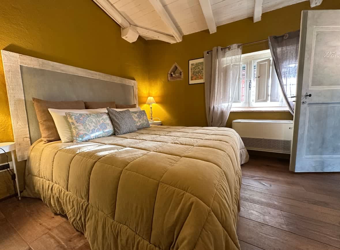 Villa Vetrichina — a double bedroom with its own bathroom