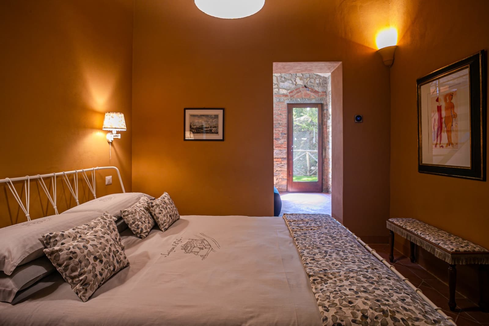 Casa Faraonia — a bedroom with terracotta-toned walls