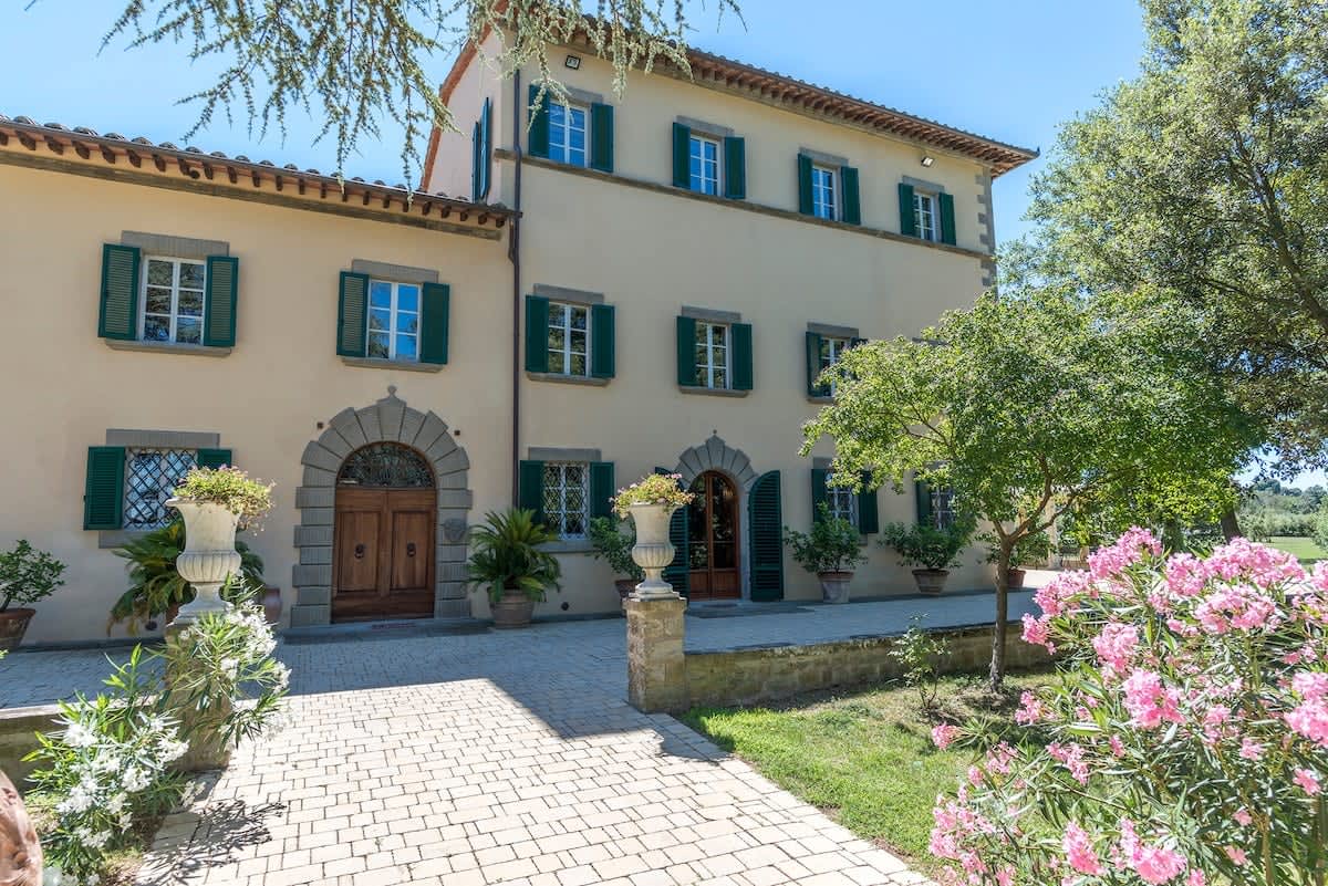 Villa della Cappella — the villa's facade in daylight