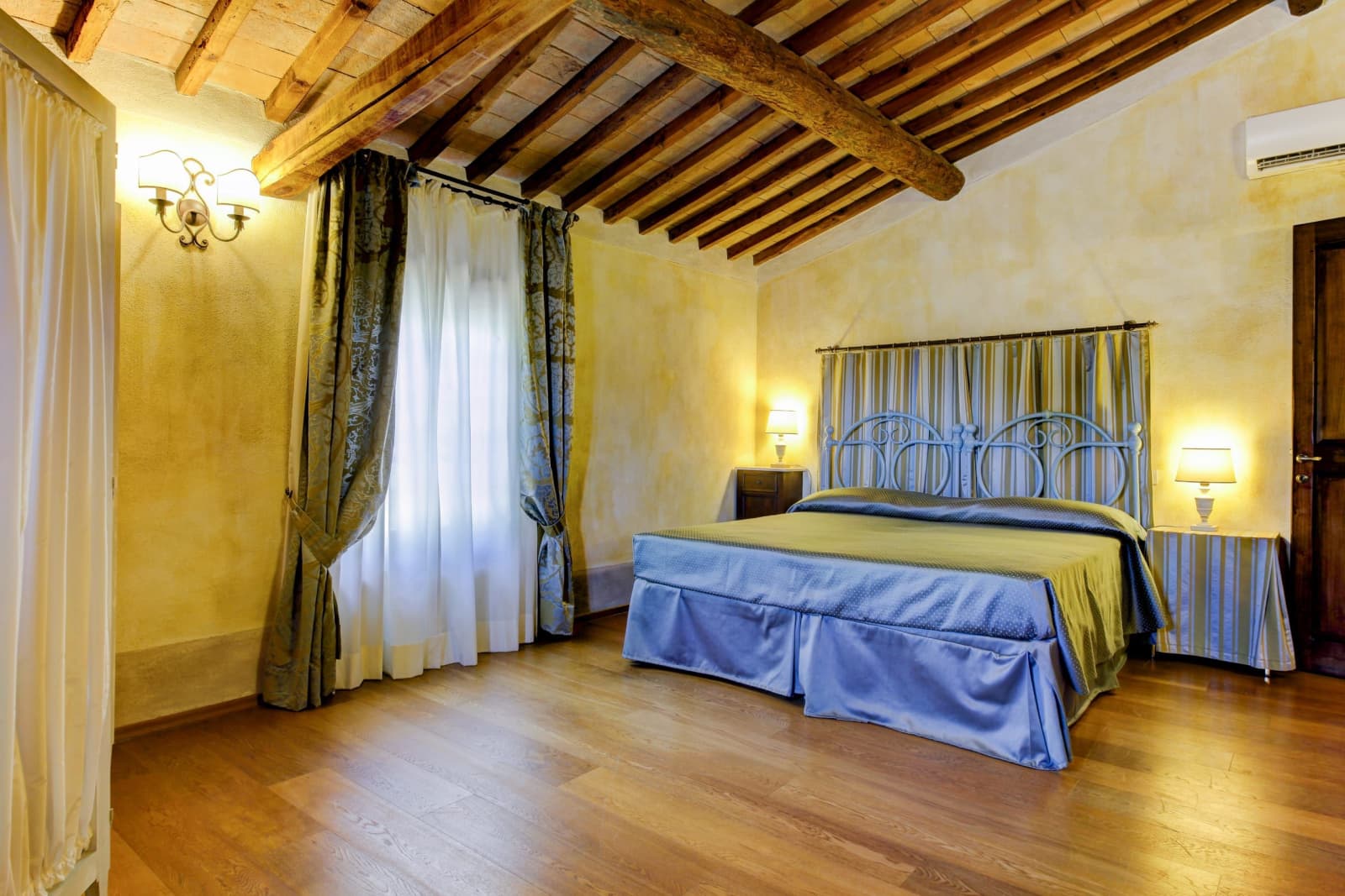 Villa Elle in Siena, Tuscany, photograph 32 of 65