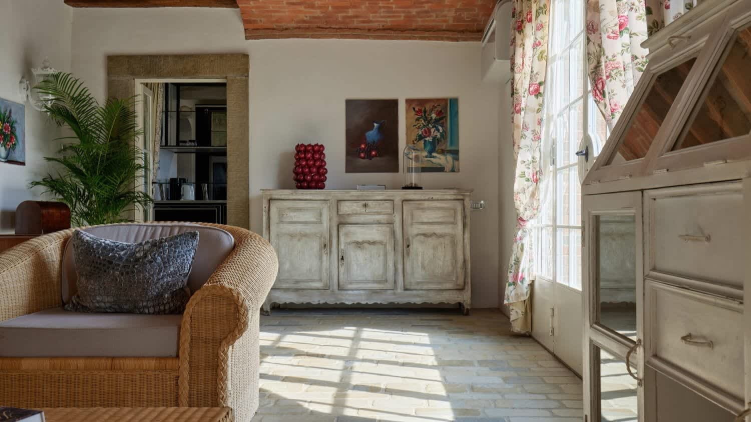 Villa Fornacella — the entrance hall's sideboard
