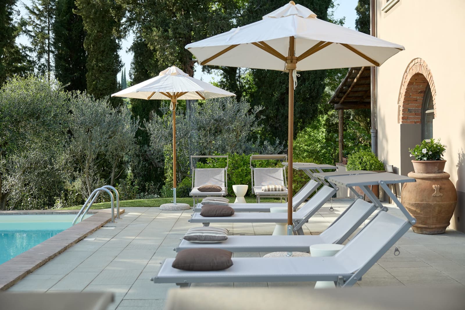 Villa Il Colto — loungers by the pool