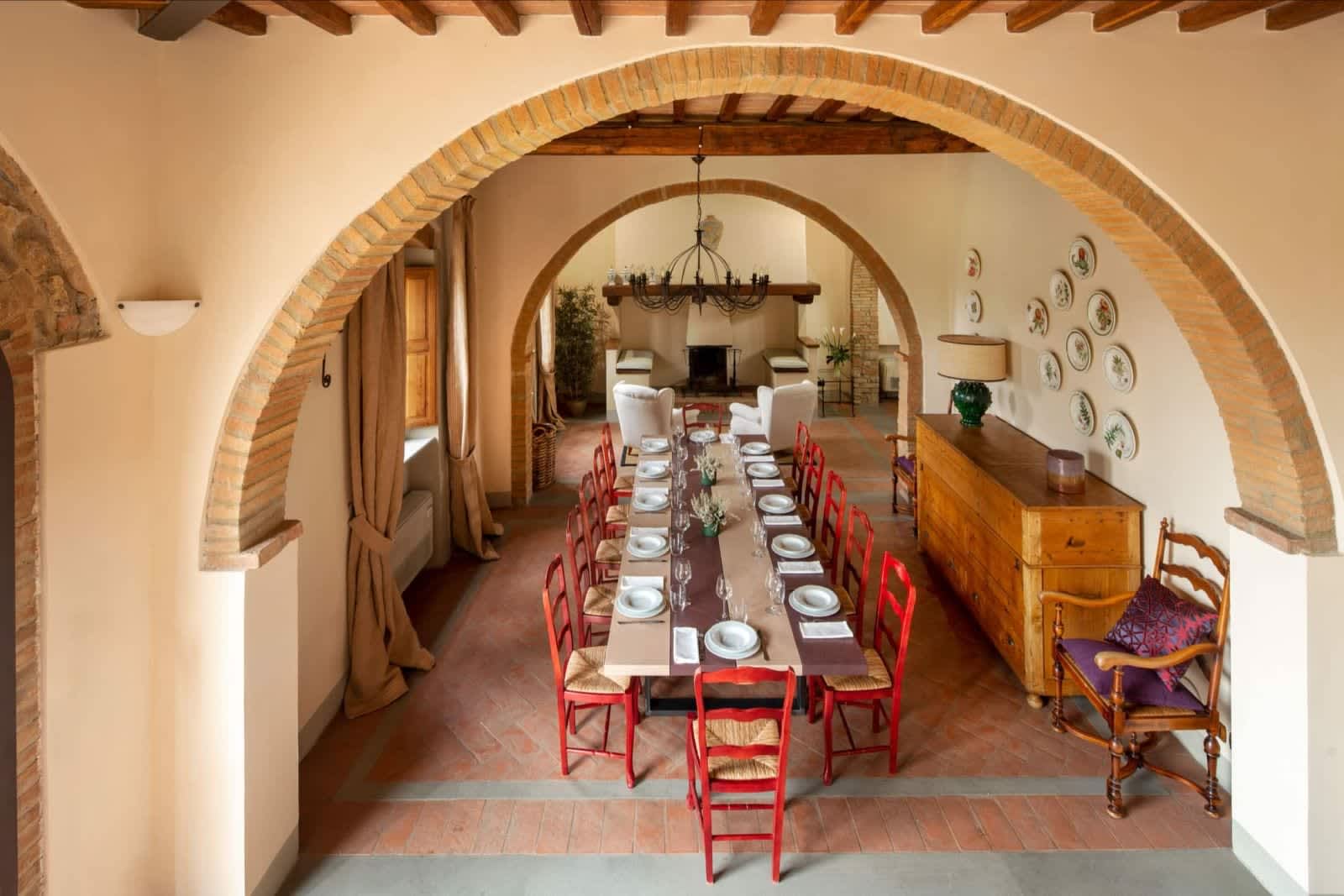 Solare del Chianti — the long dining table under the arches