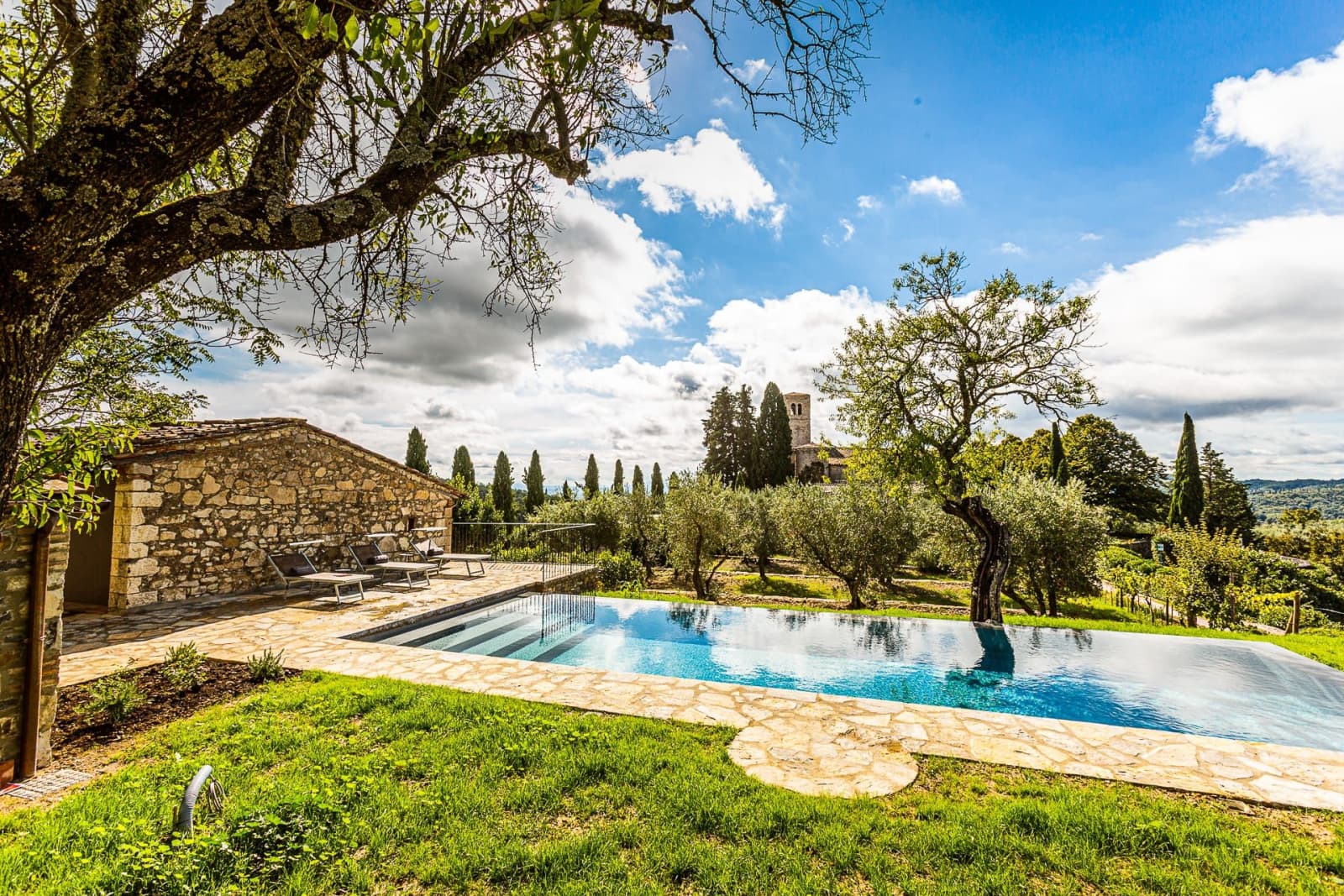 Casa dell'Erta — the pool and lawn, looking to the castle