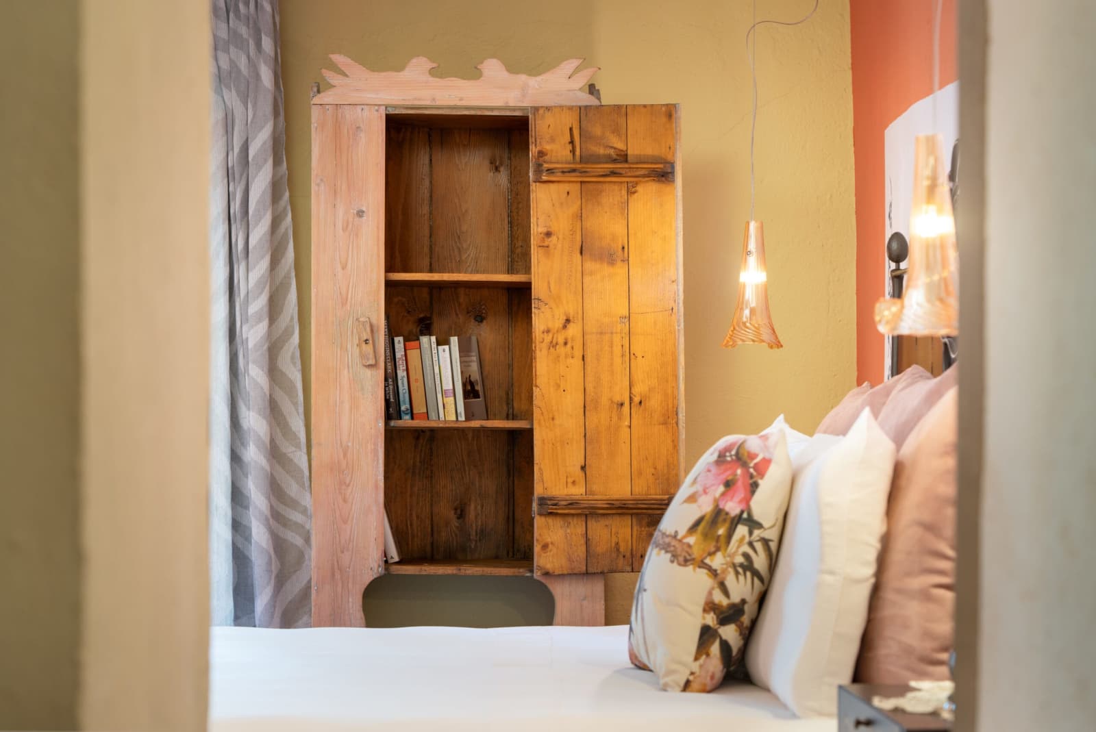 Villa Vetrichina — a bedroom detail