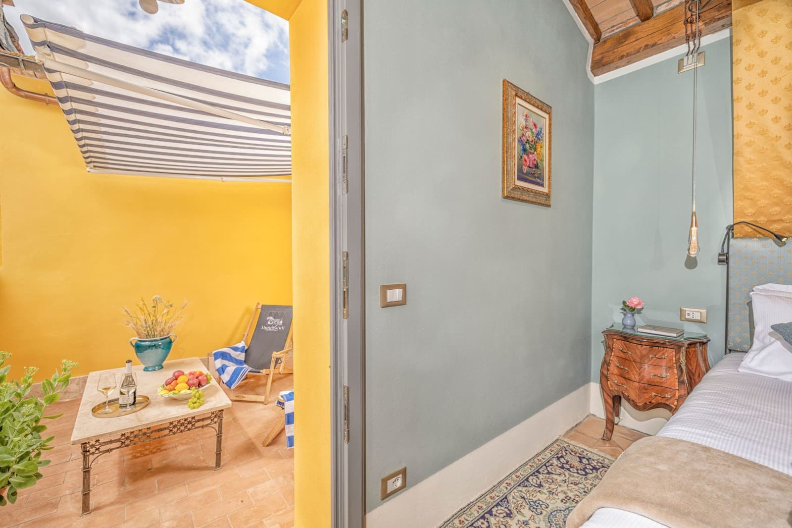 Villa Poggio d'Oro — a sitting area with warm yellow walls