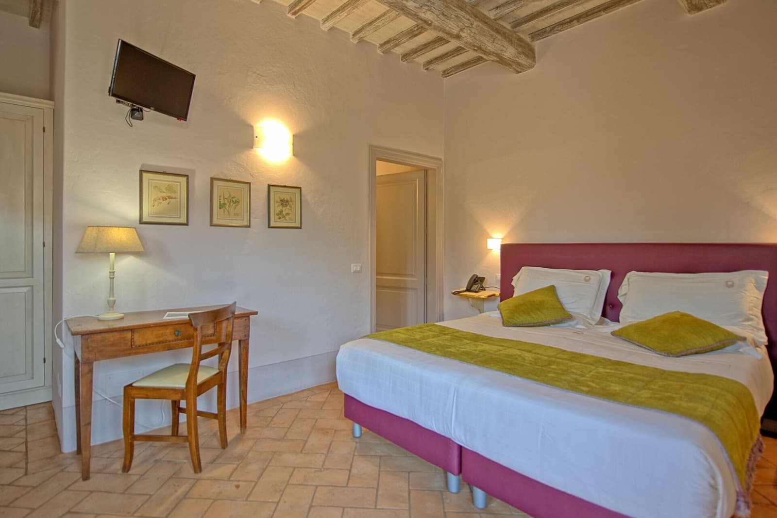 Tenuta La Barricaia — a double bedroom with a desk by the window