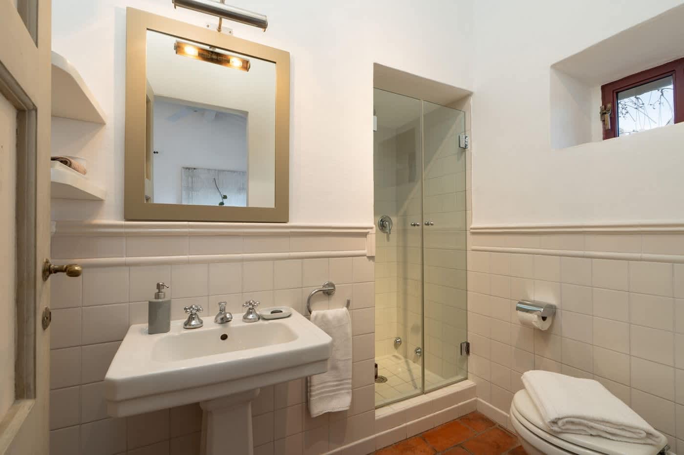 Villa Castellaro — an en-suite bathroom