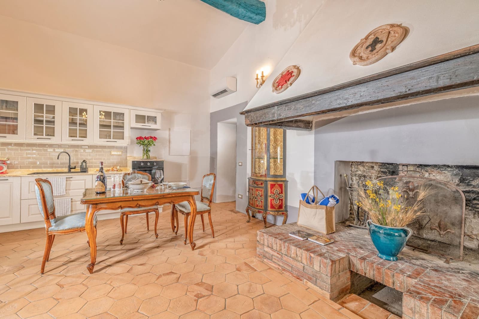 Villa Poggio d'Oro — the lounge and its great fireplace