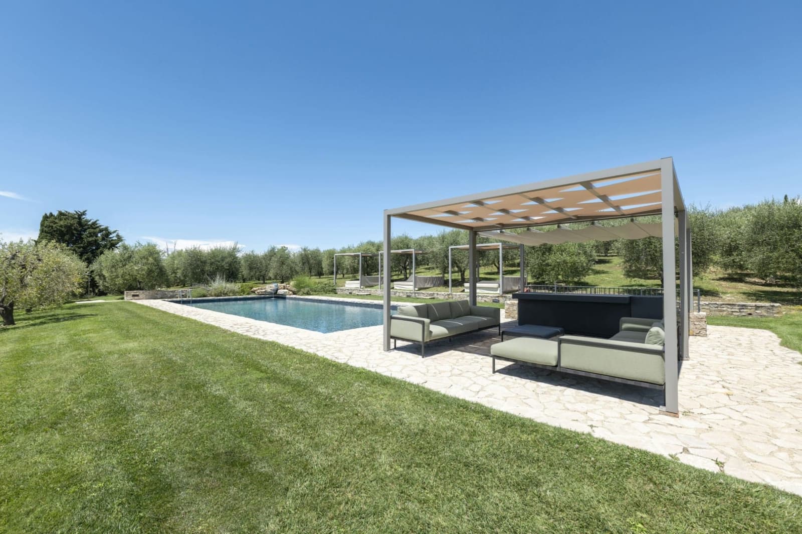 Villa Il Cellese — day beds beside the pool