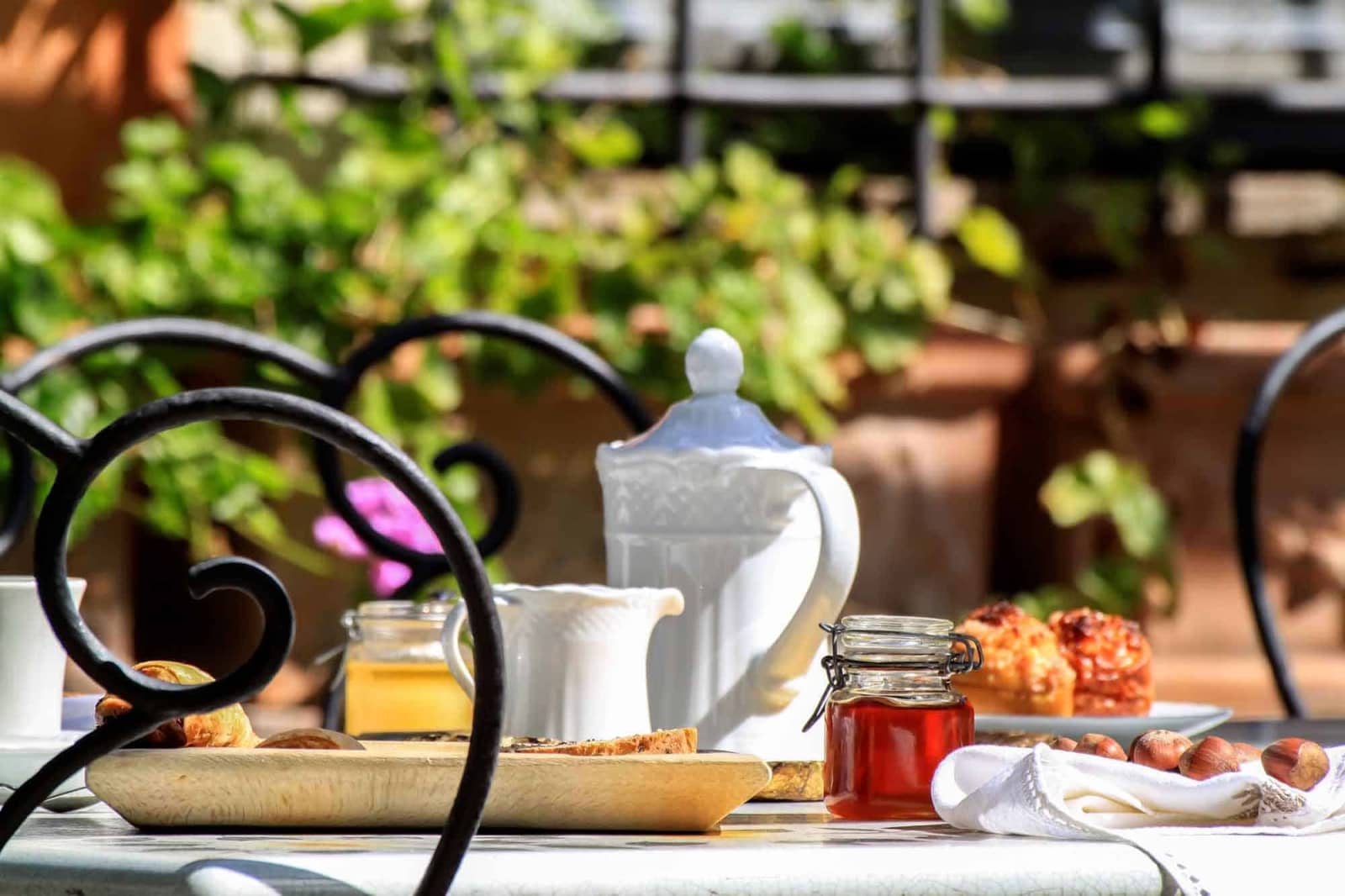 Villa Vetrichina — breakfast in the garden