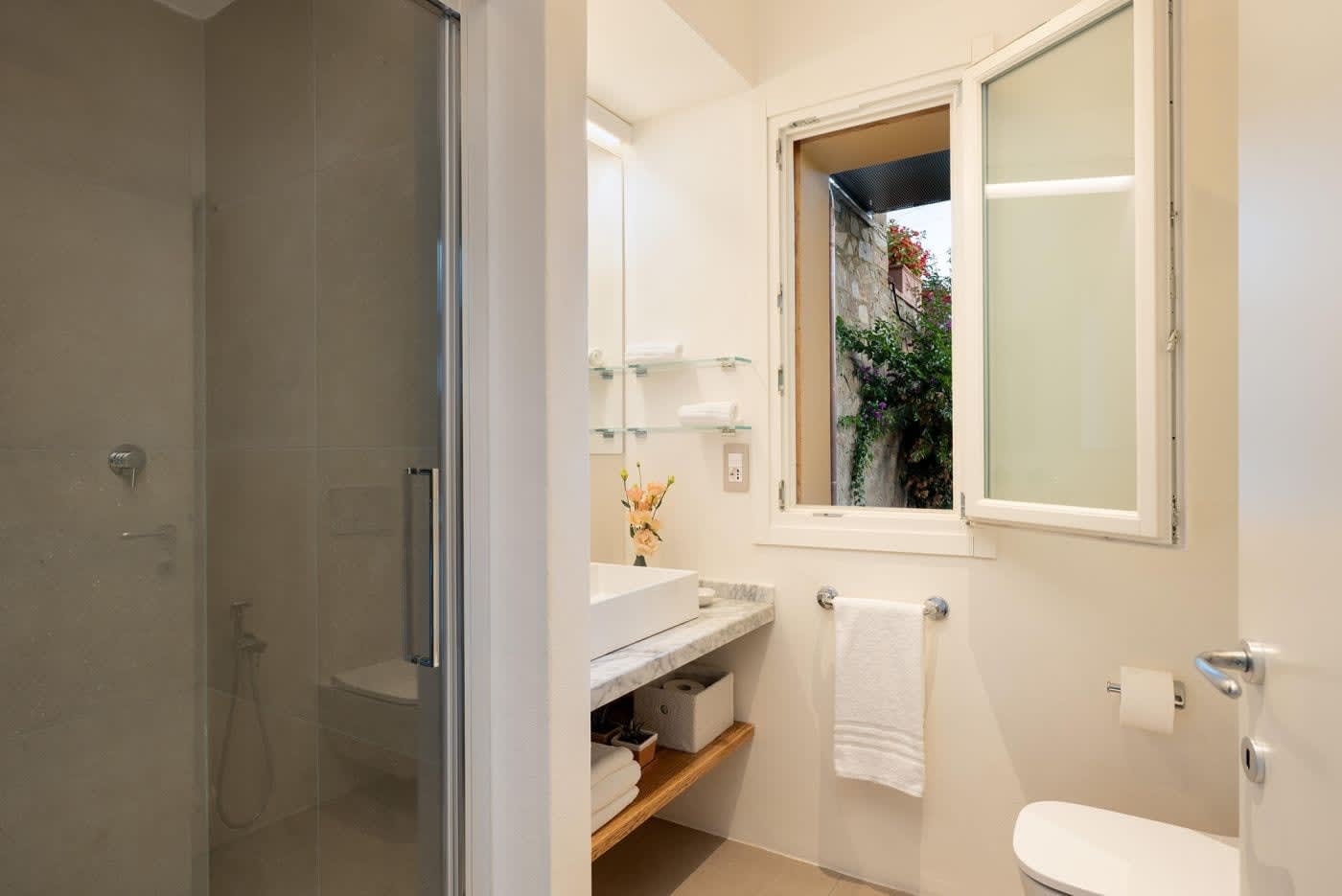 Casa Lilia — an en-suite shower room