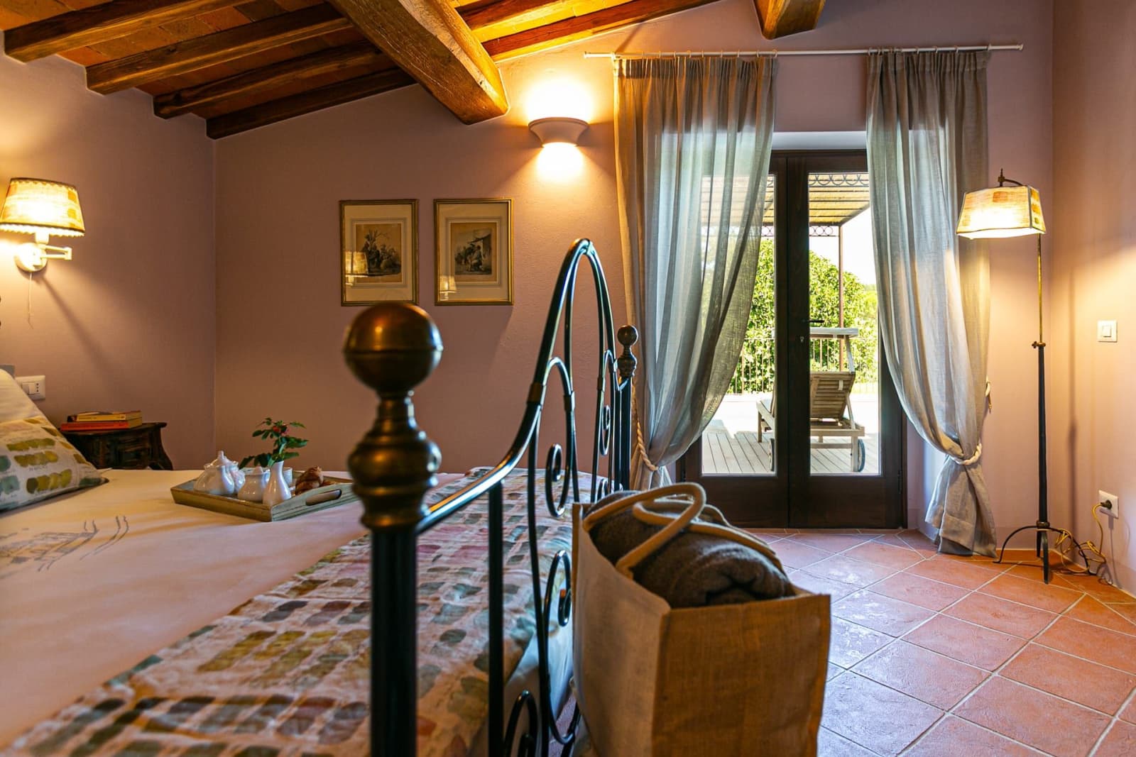 Casa Faraonia — a bedroom with a wrought-iron bedstead