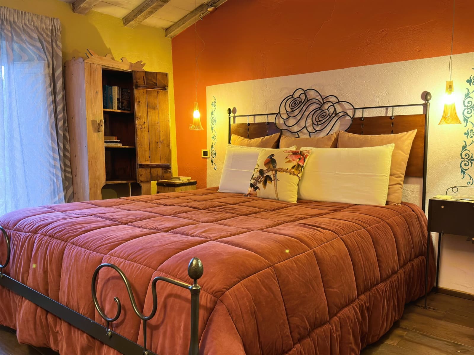 Villa Vetrichina — a double bedroom
