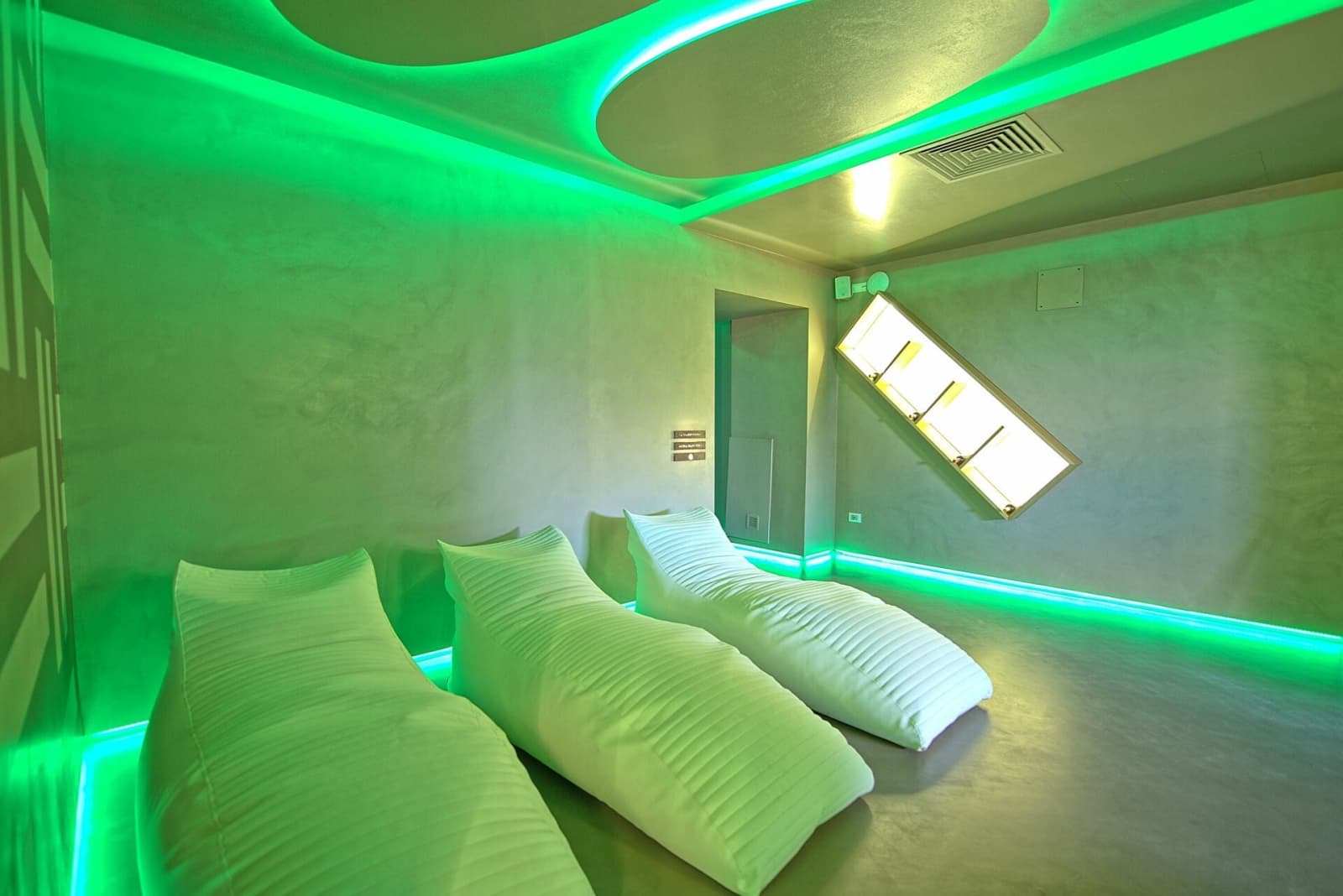 Tenuta La Barricaia — loungers in the relaxation room