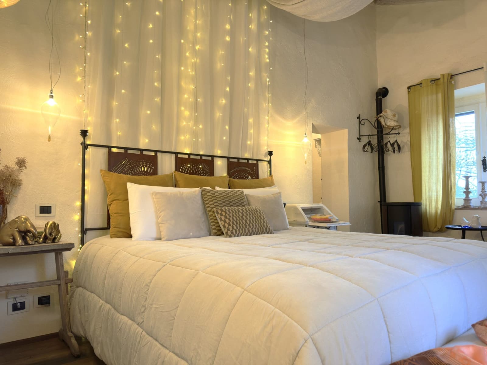 Villa Vetrichina — a bedroom with a canopy of lights