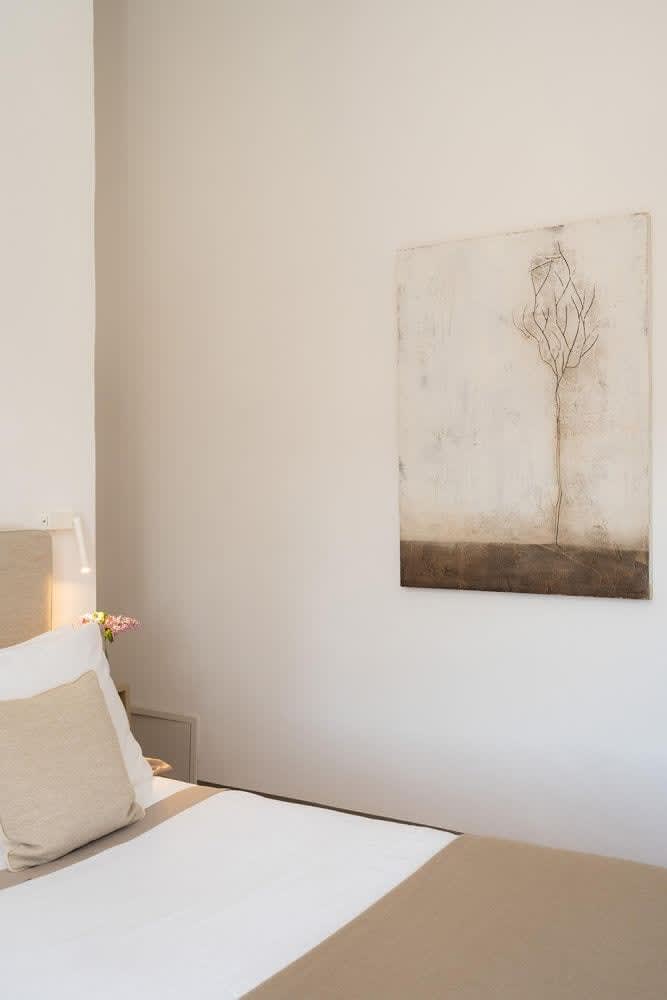 Villa Castellaro — a bedroom with a picture over the bed