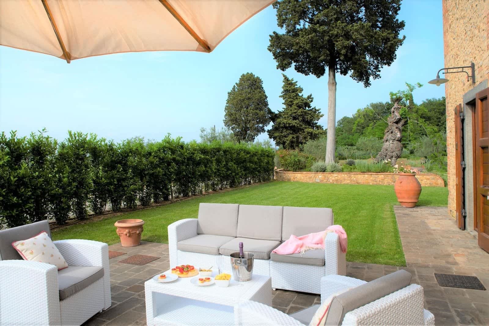 Podere Pianoro — outdoor sofas in the garden