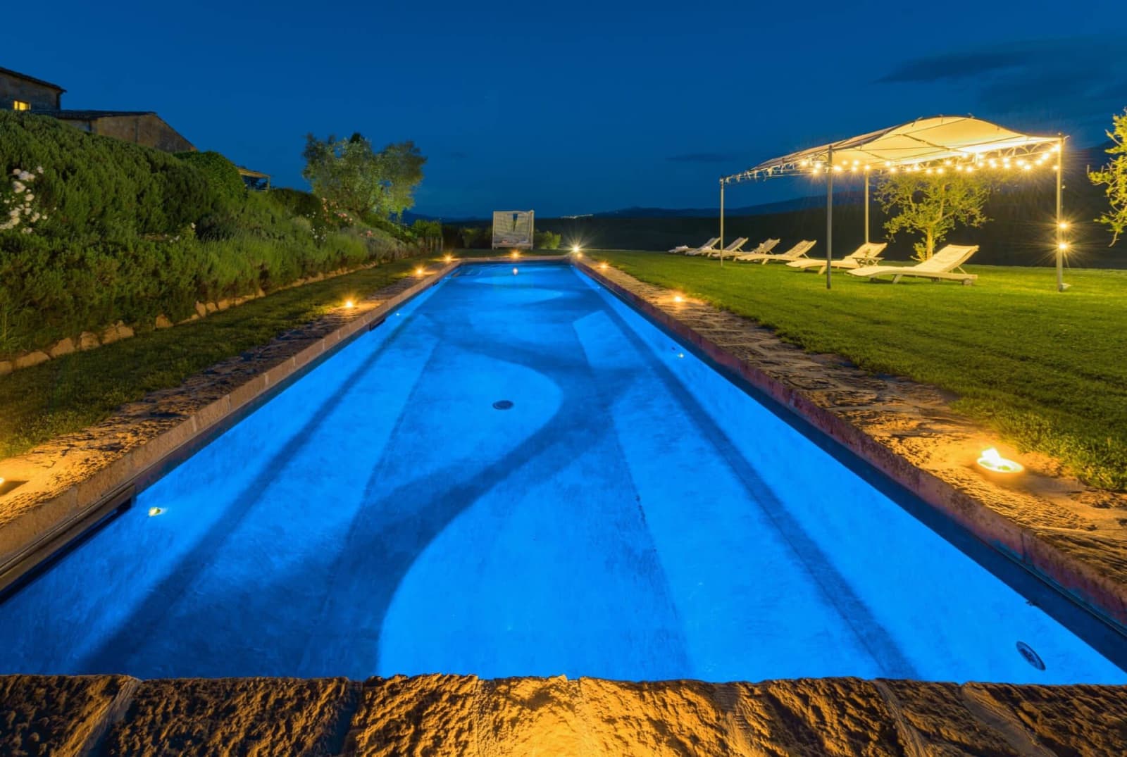Villa delle Sorelle — the 18-metre heated pool at dusk