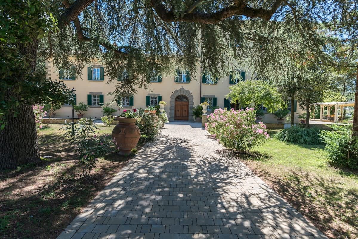Villa della Cappella — the tree-lined path to the entrance