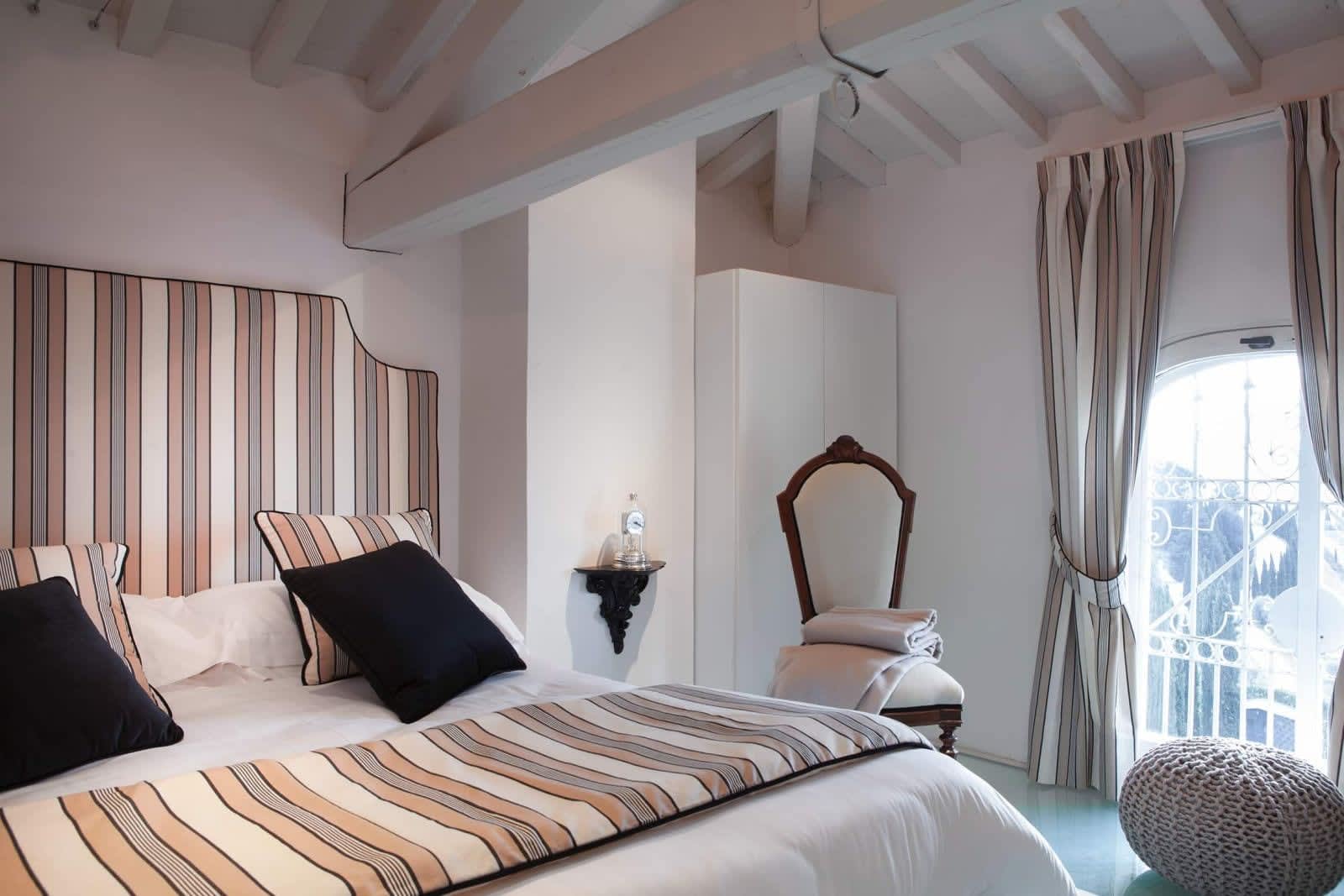 Villa Fornacella — a bedroom with framed prints