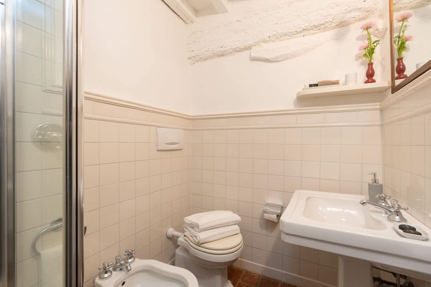 Villa Castellaro — an en-suite bathroom