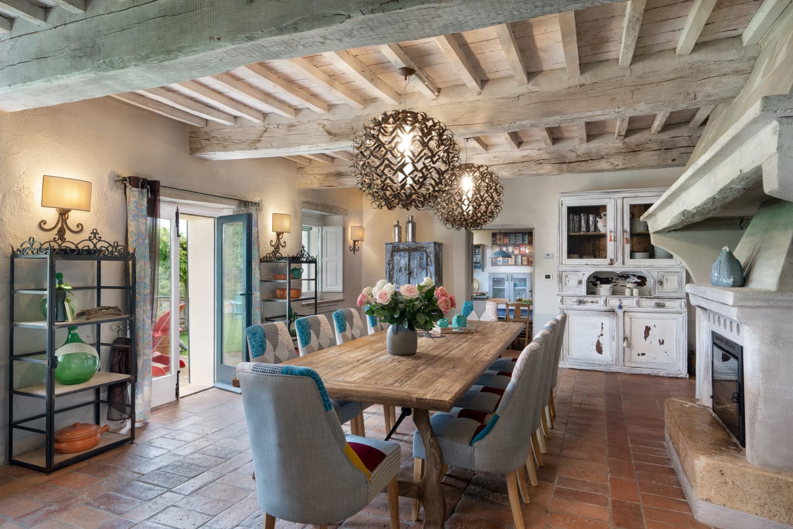 Villa Vetrichina — the kitchen and dining room under the beams