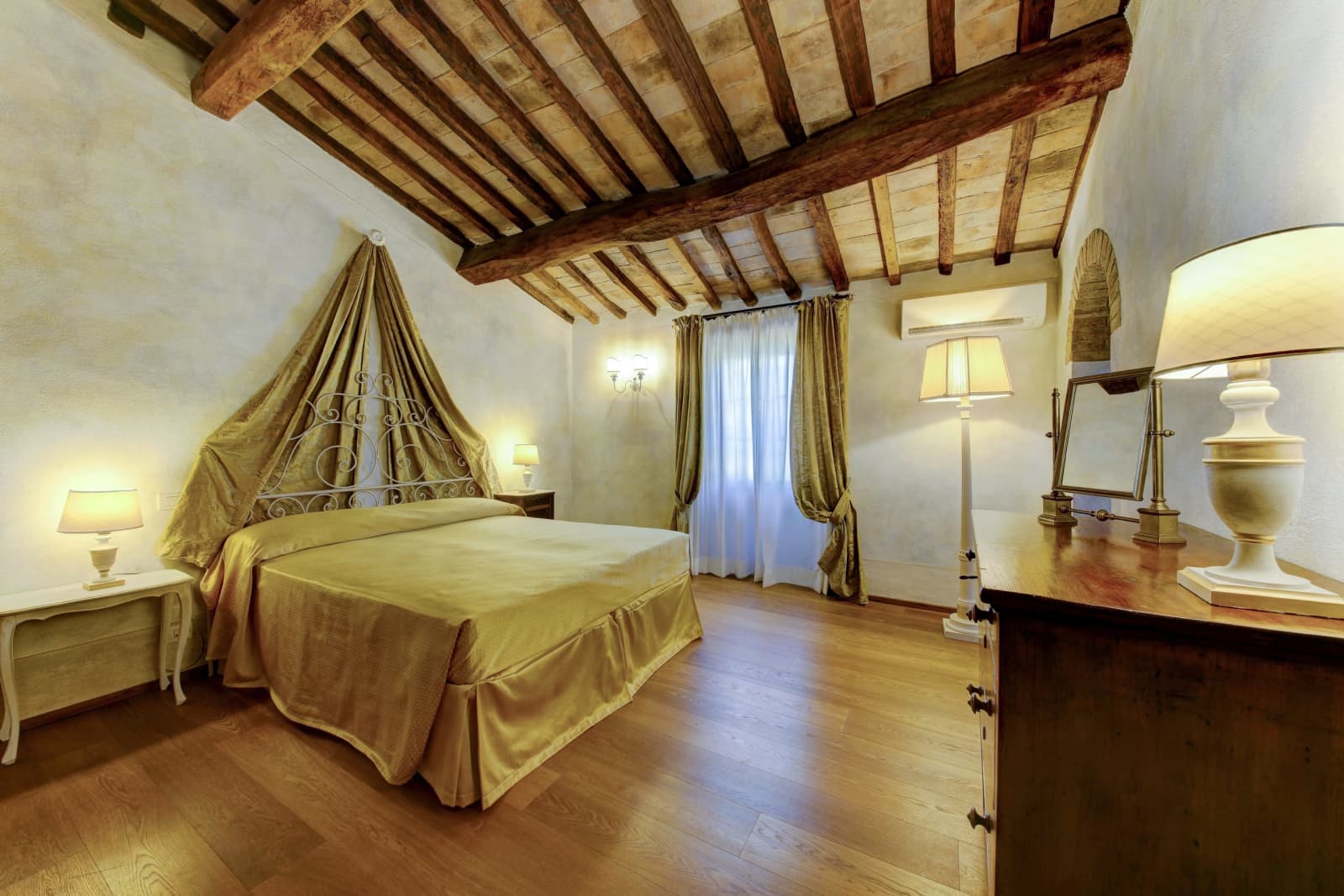 Villa Elle in Siena, Tuscany, photograph 34 of 65