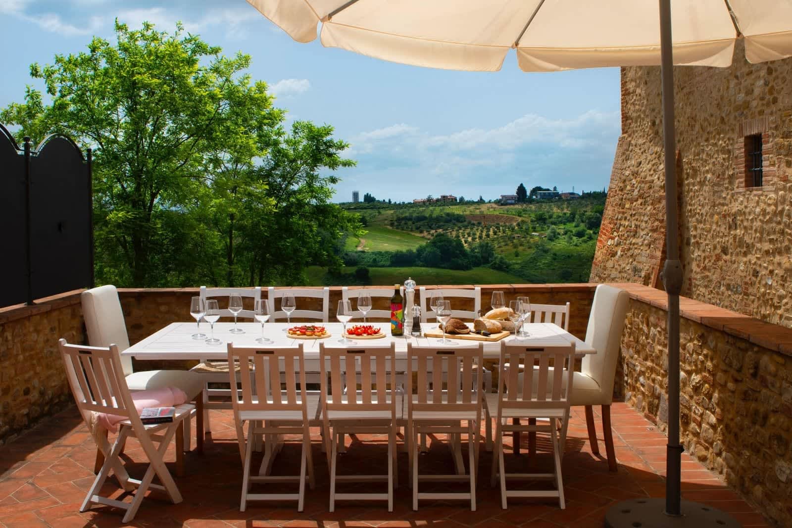 Podere Pianoro — the covered terrace with its table for twelve