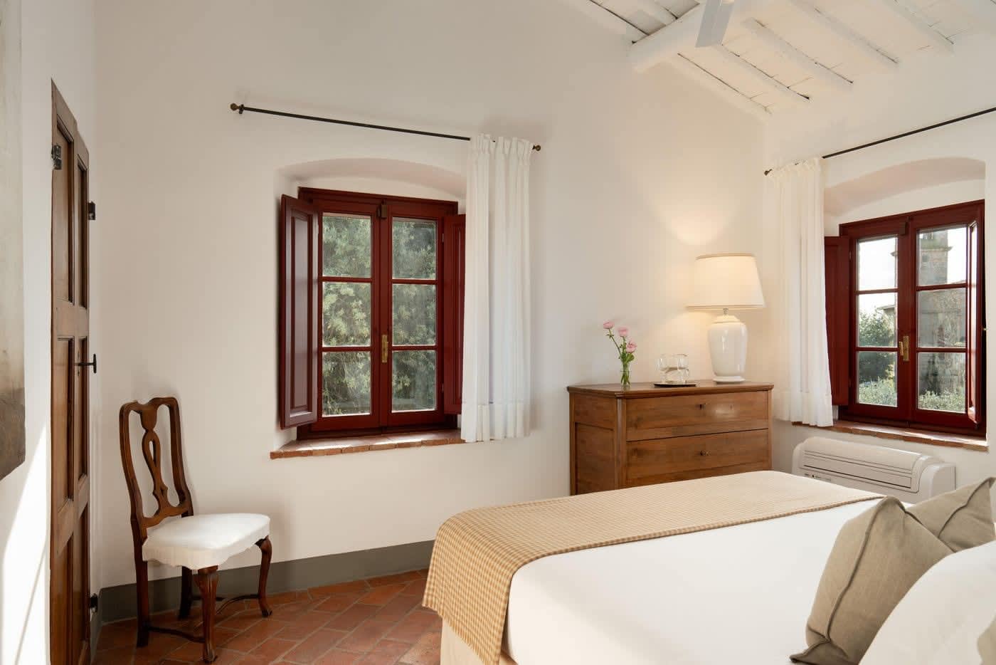 Villa Castellaro — a bedroom with a chest of drawers