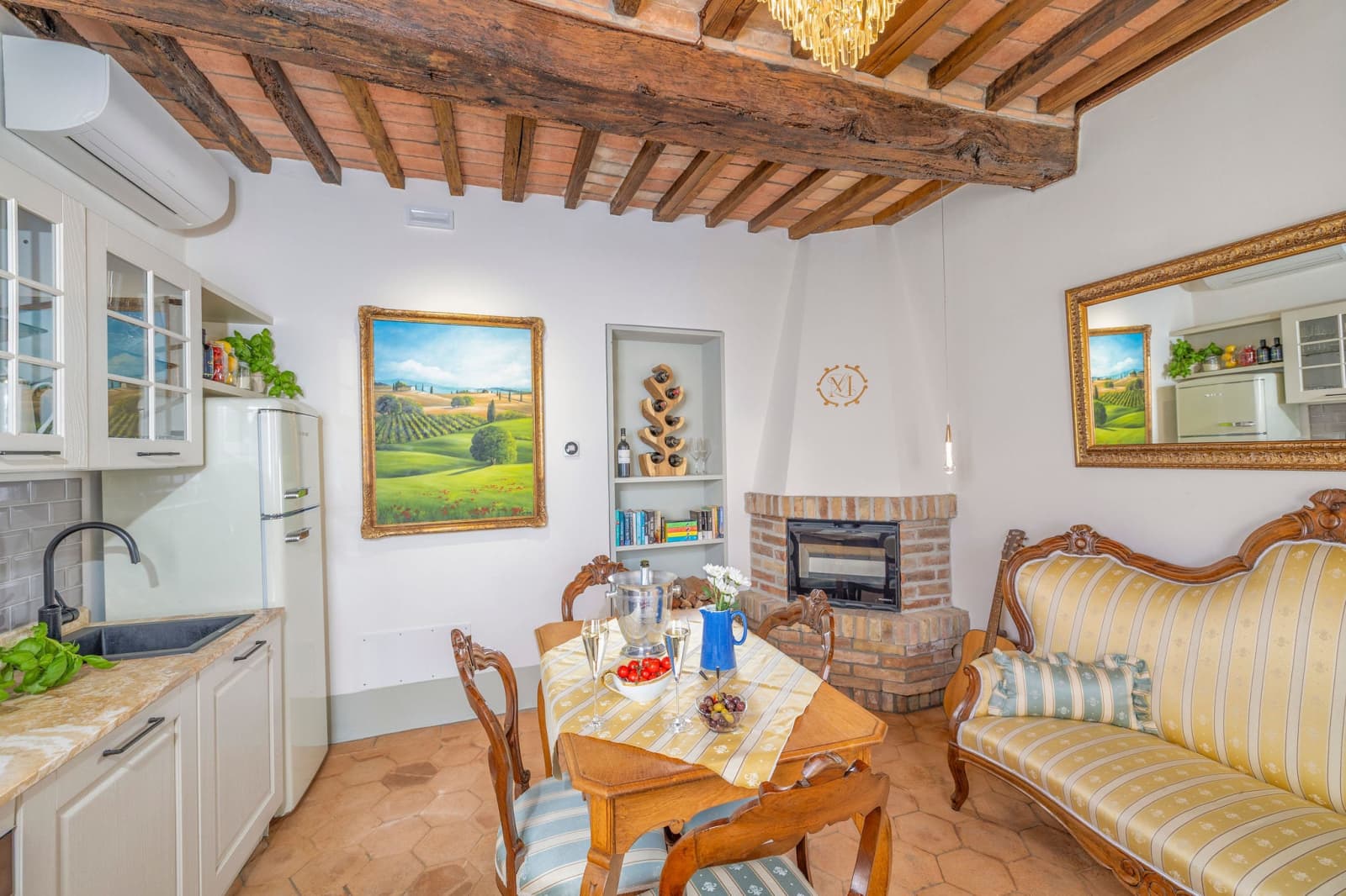 Villa Poggio d'Oro — a sitting room with a fireplace and open kitchen