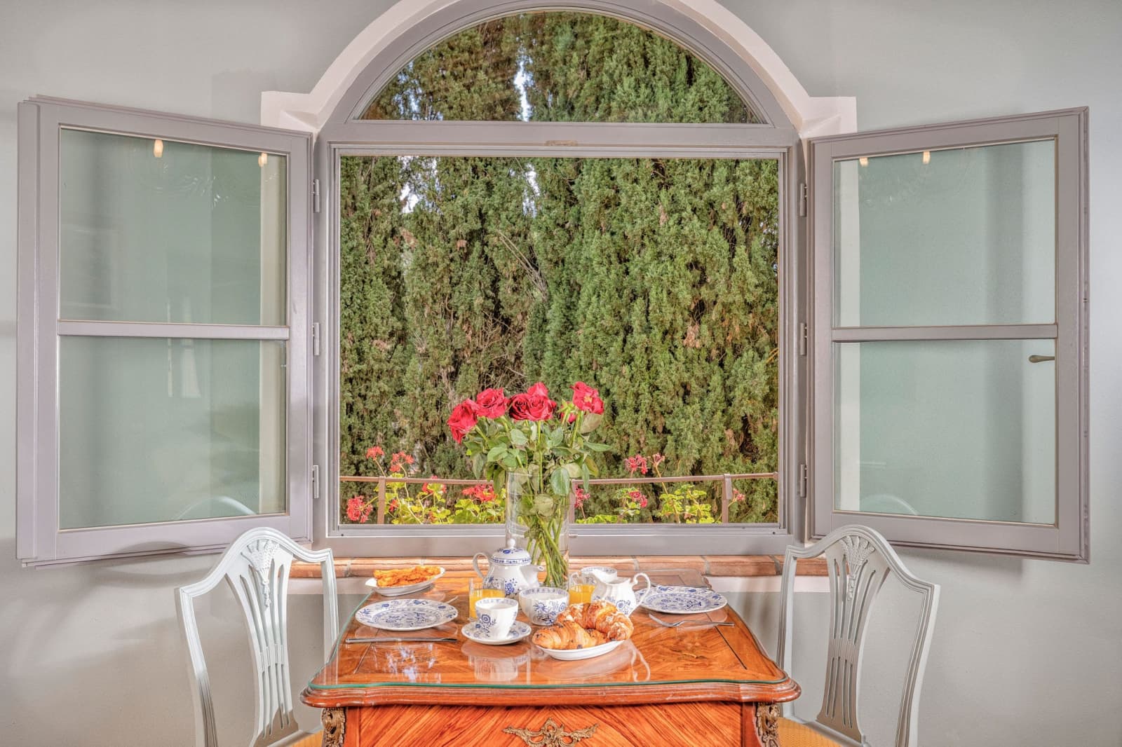 Villa Poggio d'Oro — breakfast for two at a garden window