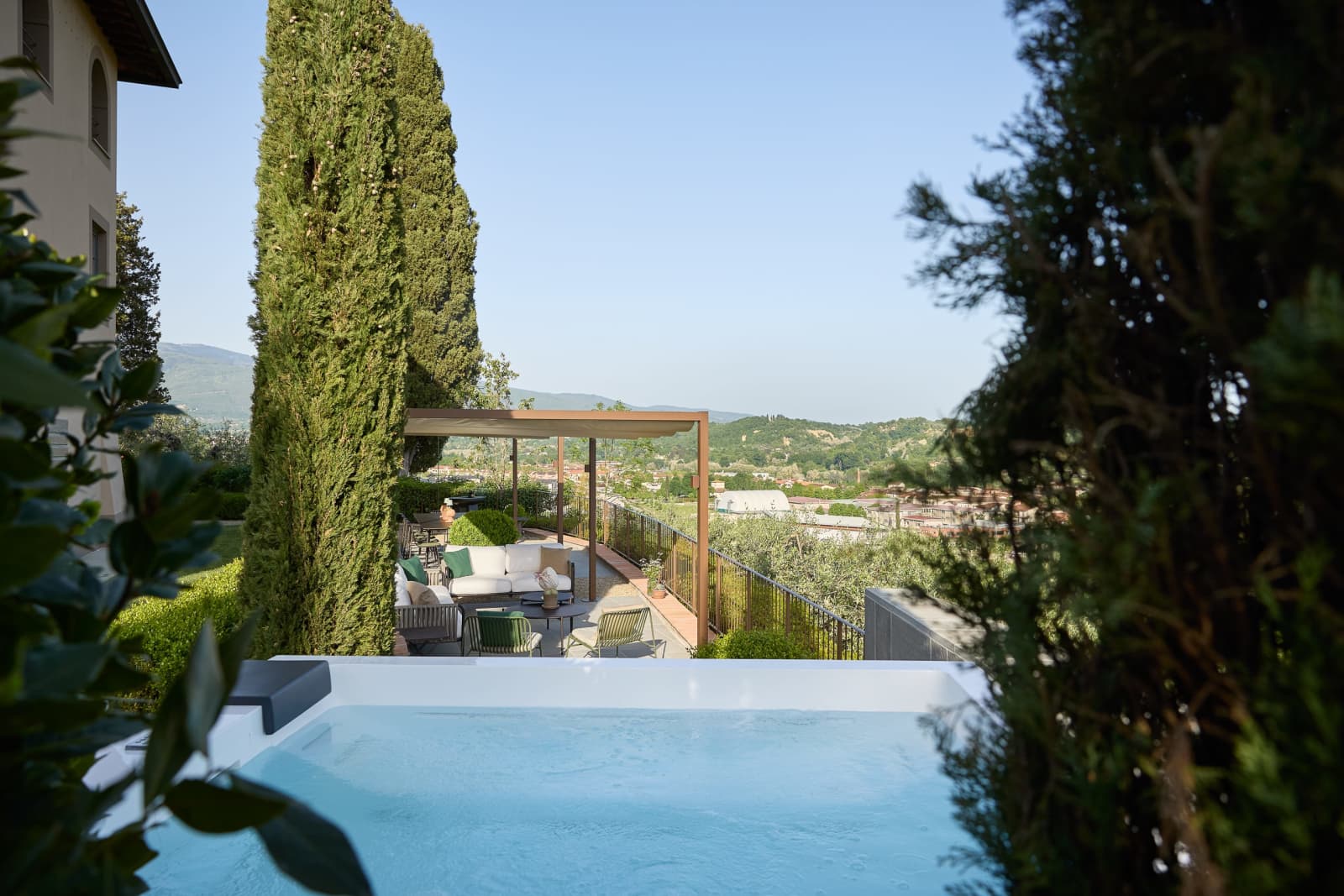 Villa Il Colto — the hot tub at the hill's edge