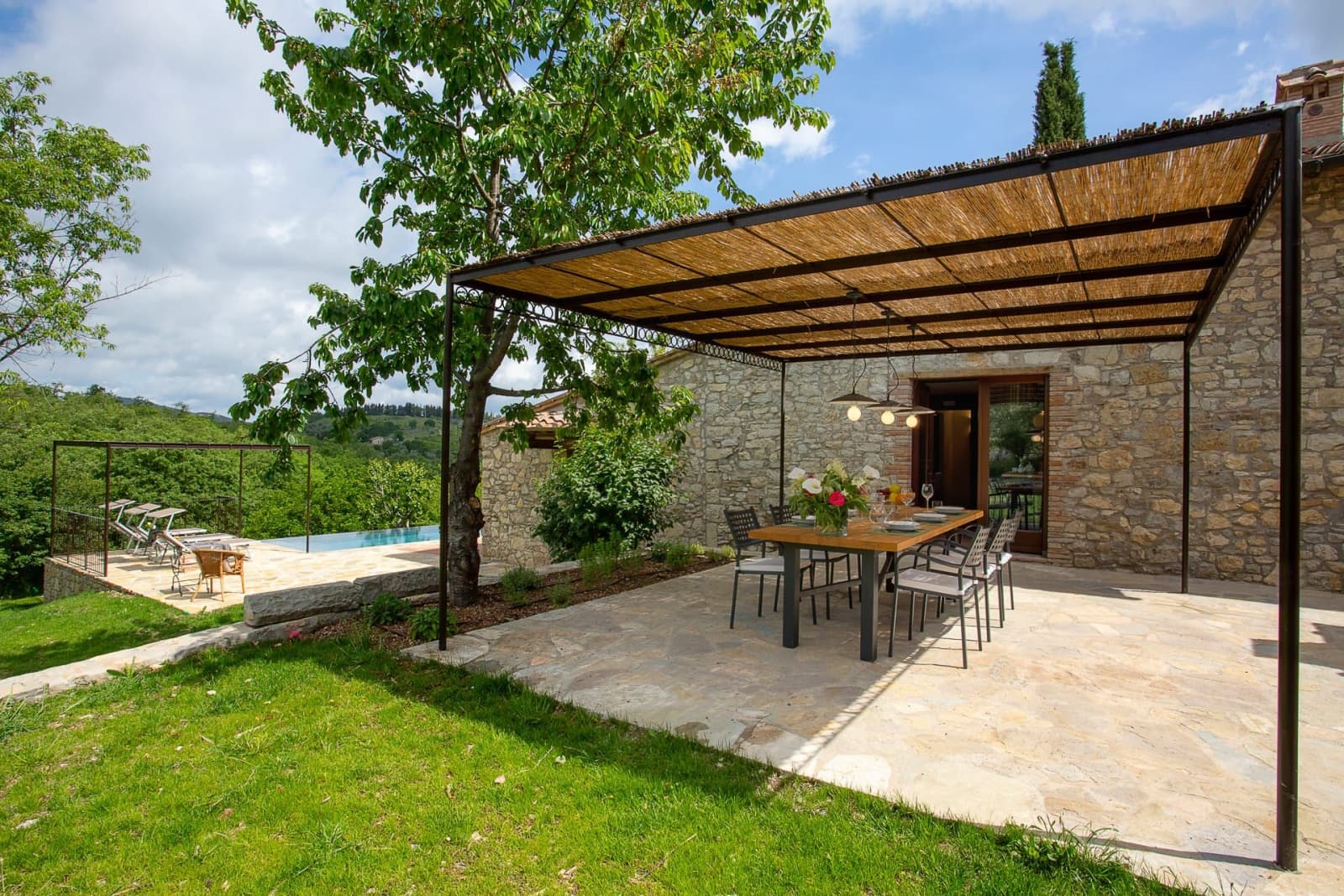 Casa Pernicella — a table under the pergola on the terrace
