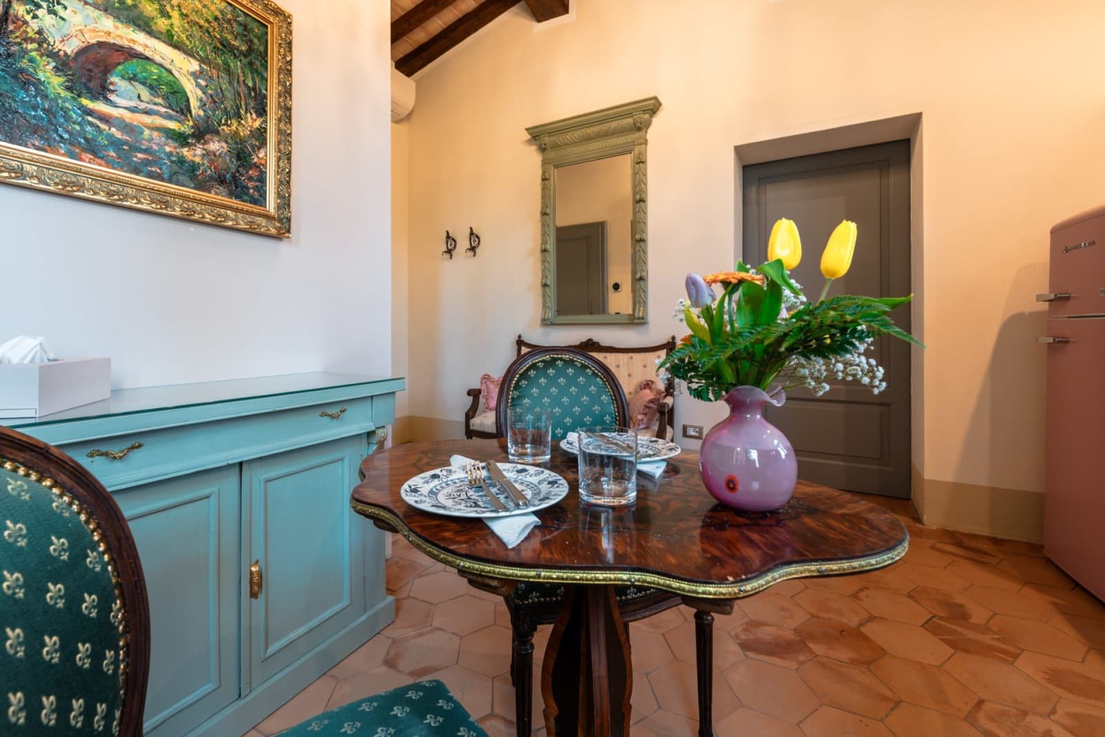 Villa Poggio d'Oro — a dining nook with green velvet chairs