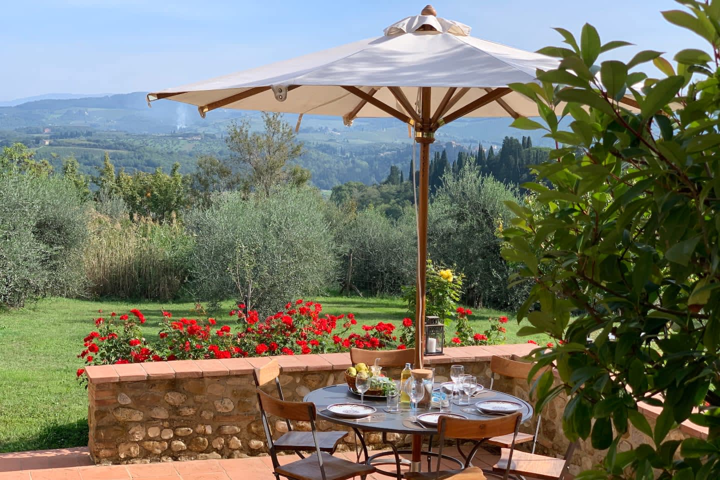 Casale Olivaio — lunch under the parasol on the patio