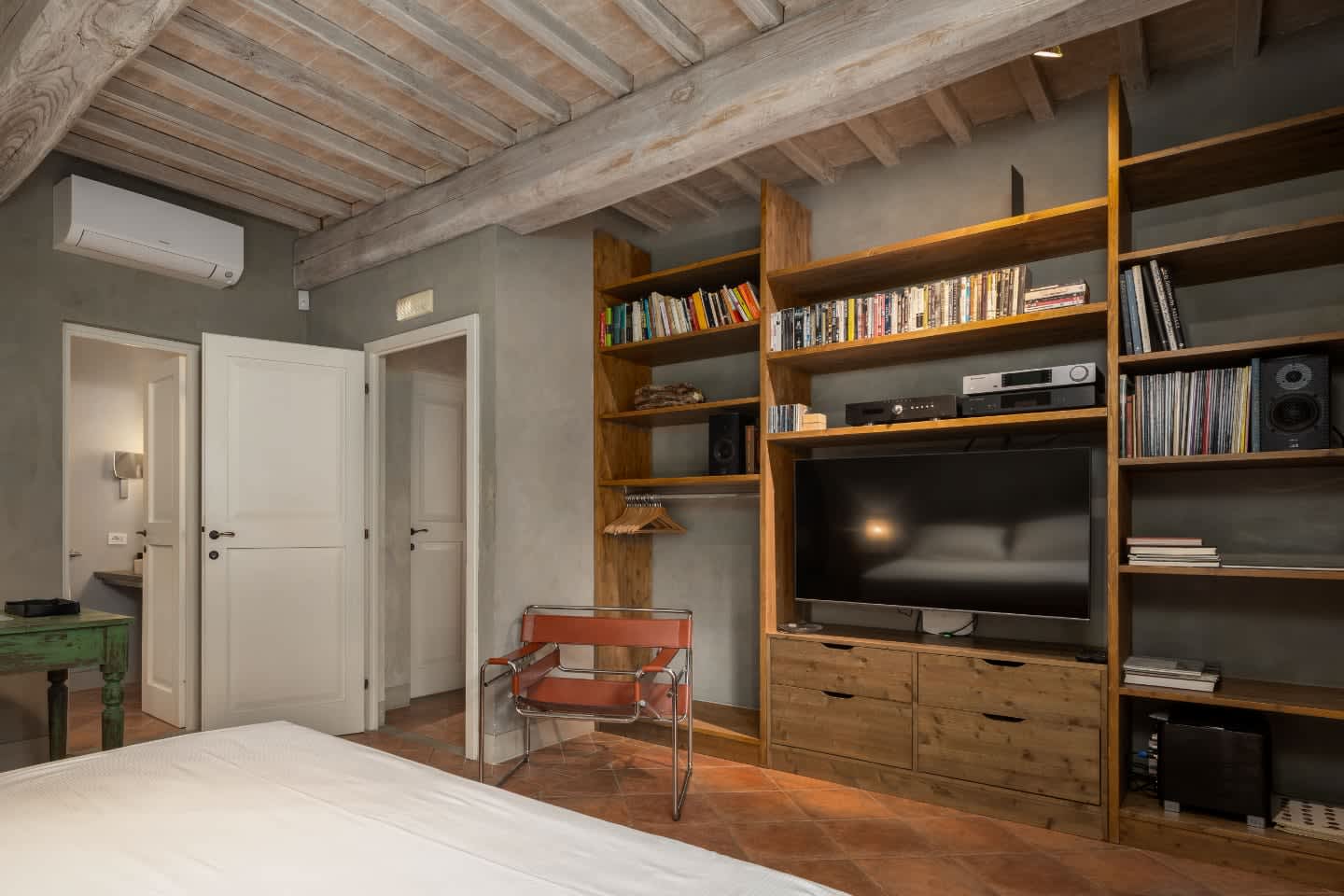 Casale Olivaio — bookshelves in the master bedroom