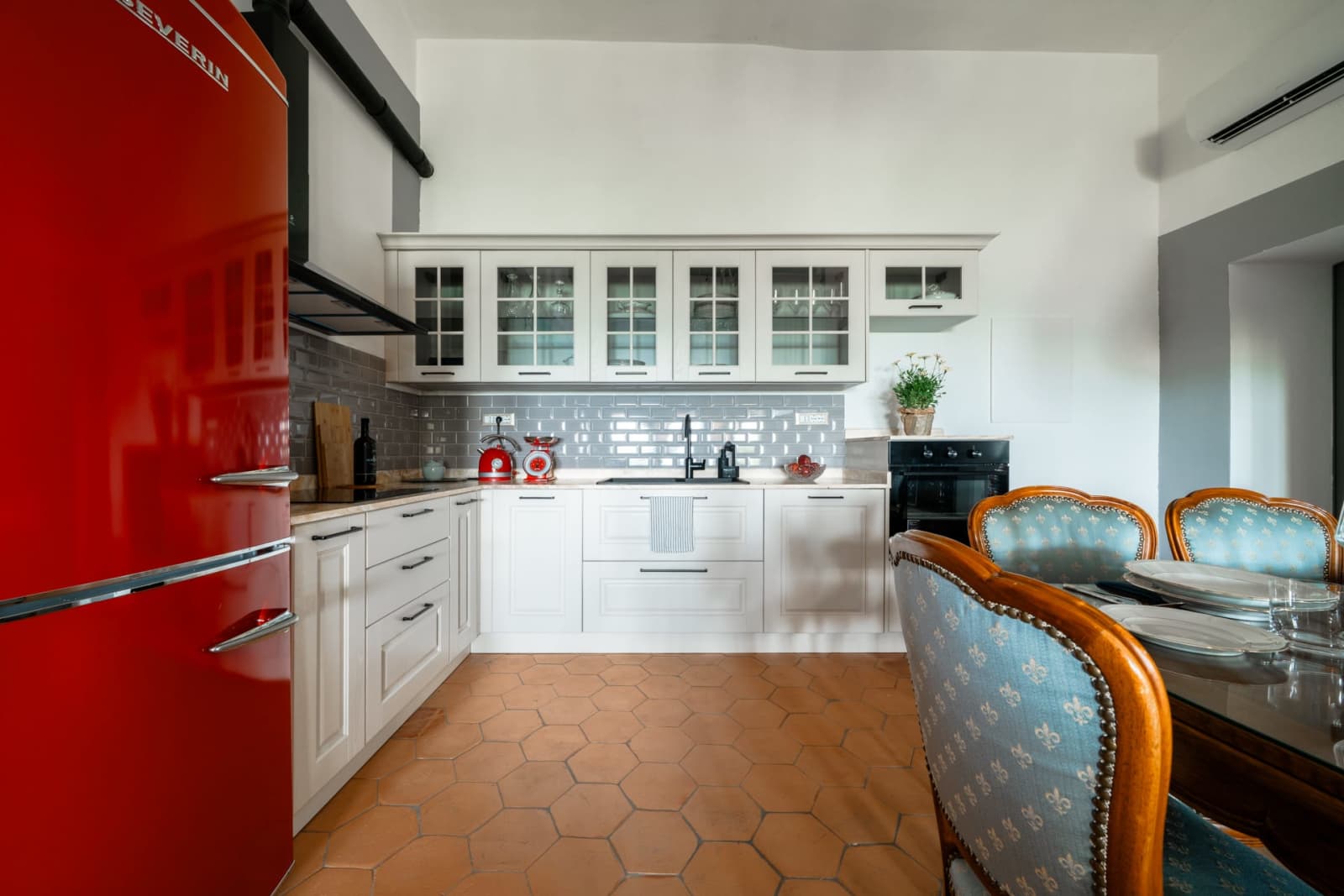 Villa Poggio d'Oro — a suite kitchen with a red retro fridge