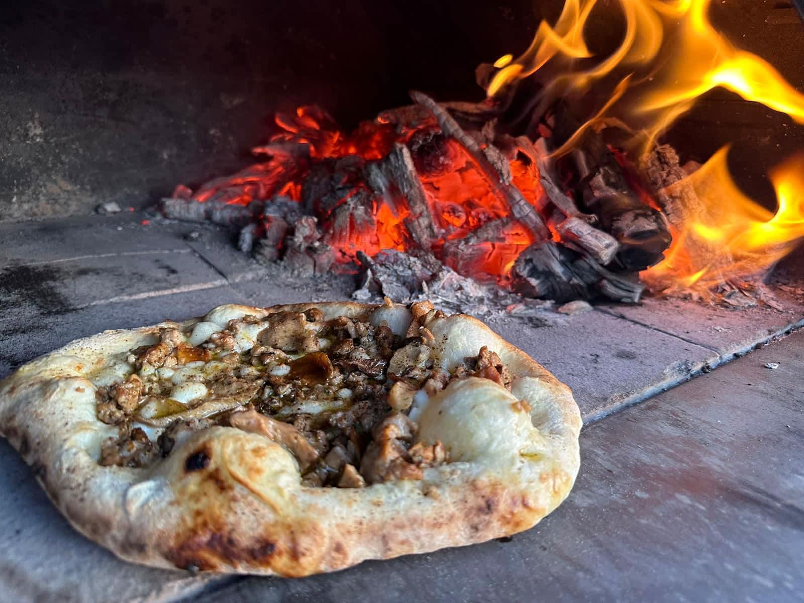 Villa Vetrichina — pizza from the wood-fired oven